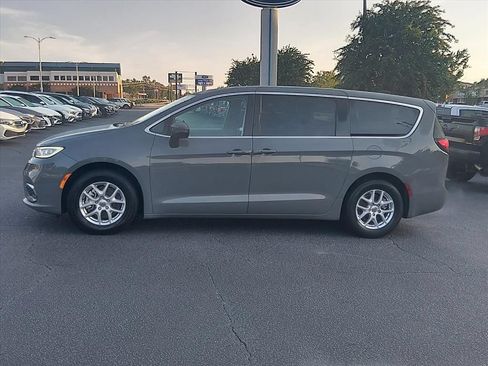 Used 2023 Chrysler Pacifica Touring-L FWD image 7