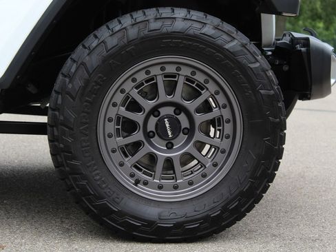 Used 2020 Jeep Wrangler Unlimited Sahara w/ Cold Weather Group AWD/4WD image 25
