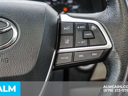 Used 2024 Toyota Sienna XLE image 32