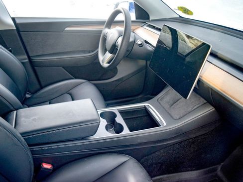 Used 2023 Tesla Model Y Long Range image 3