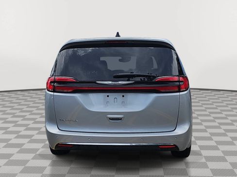 Used 2024 Chrysler Pacifica Touring-L FWD image 7