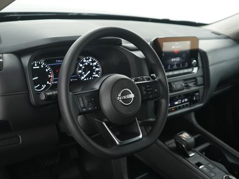 Used 2024 Nissan Pathfinder S image 22