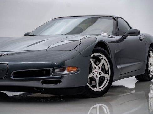 Used 2003 Chevrolet Corvette Coupe w/ Preferred Equipment Group RWD image 2