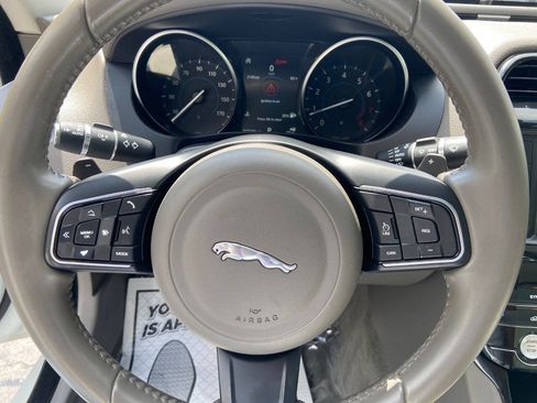 Used 2018 Jaguar XE Premium RWD image 15