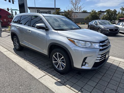 Used 2019 Toyota Highlander XLE FWD image 2