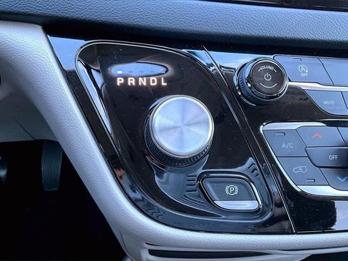 Used 2022 Chrysler Voyager LX image 14