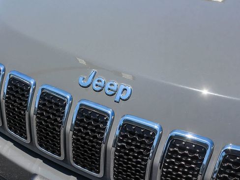 Used 2020 Jeep Cherokee Latitude Plus w/ Cold Weather Group AWD/4WD image 16