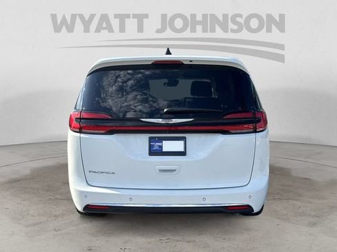 Used 2023 Chrysler Pacifica Touring-L FWD image 4