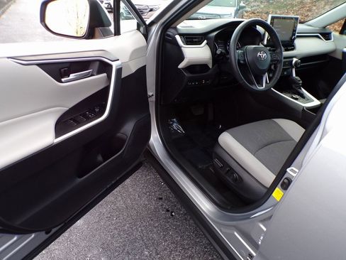Used 2022 Toyota RAV4 XLE image 19