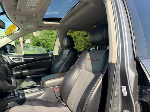 Used 2019 Nissan Pathfinder SL FWD image 11