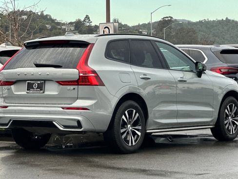Used 2024 Volvo XC60 B5 Core image 2