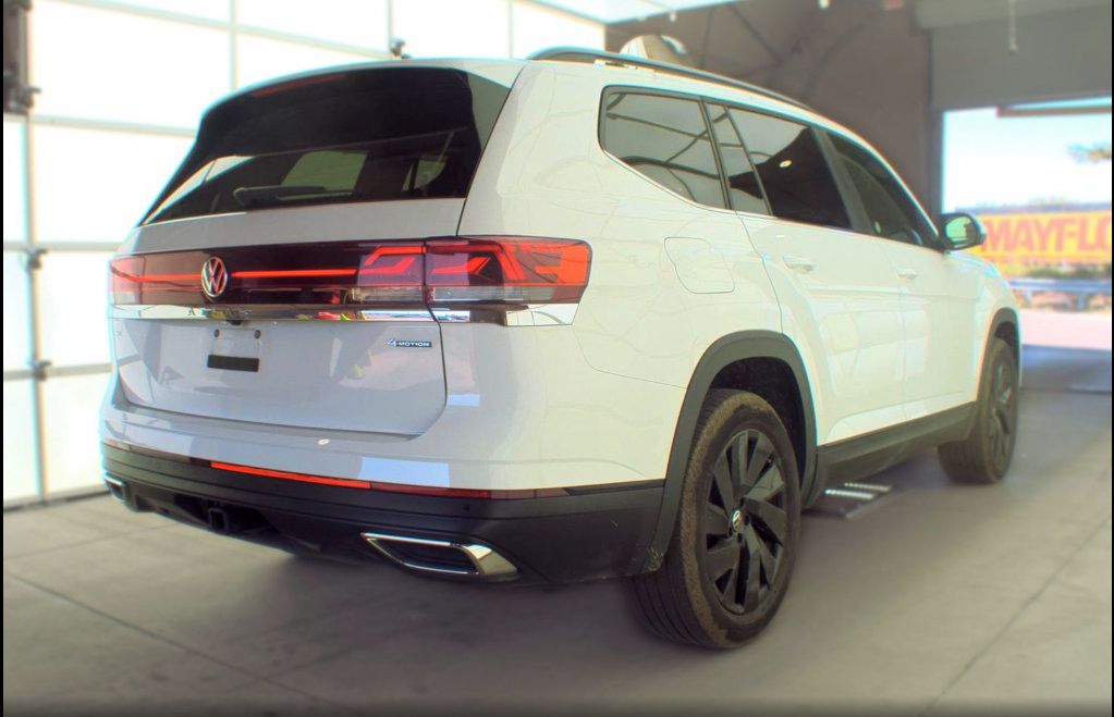 Used 2025 Volkswagen Atlas SE AWD/4WD image 2