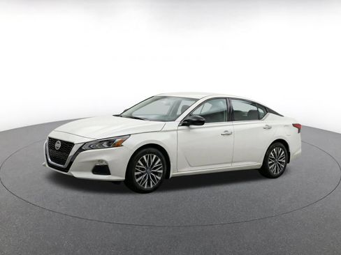Used 2025 Nissan Altima 2.5 SV FWD image 3
