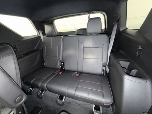 Used 2023 Chevrolet Traverse RS image 25