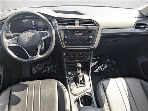 Used 2024 Volkswagen Tiguan SE w/ Panoramic Sunroof Package FWD image 18