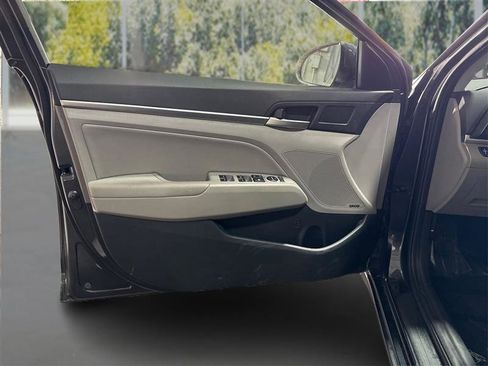 Used 2020 Hyundai Elantra Limited image 18