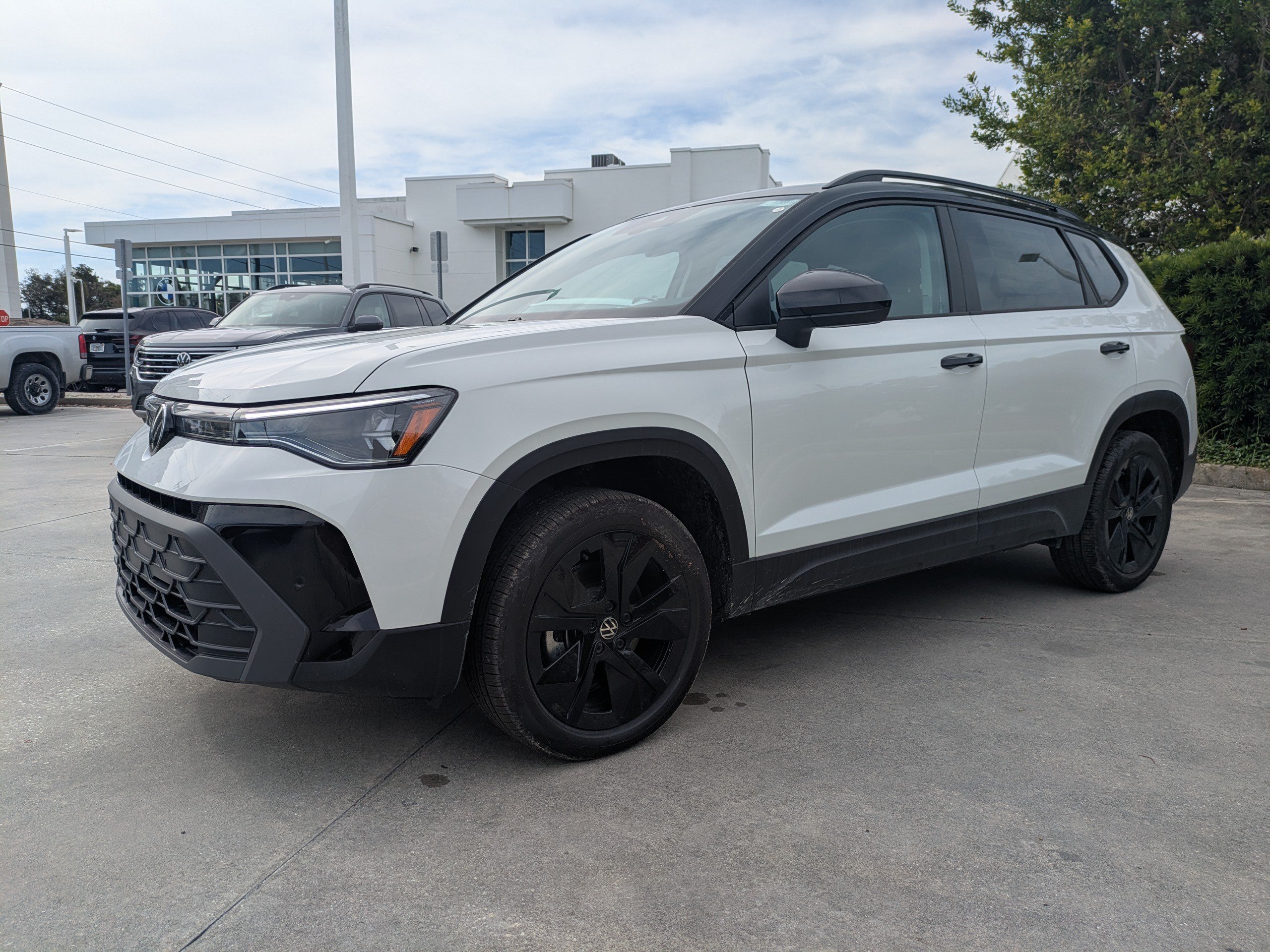 New 2026 Volkswagen Taos SE FWD image 8