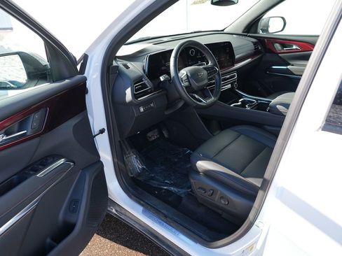 Used 2024 Chevrolet Traverse Z71 image 13