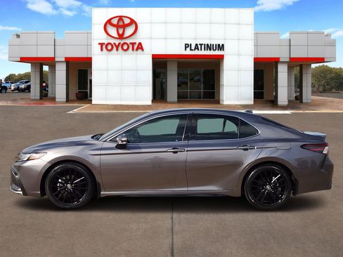 Used 2022 Toyota Camry XSE image 3