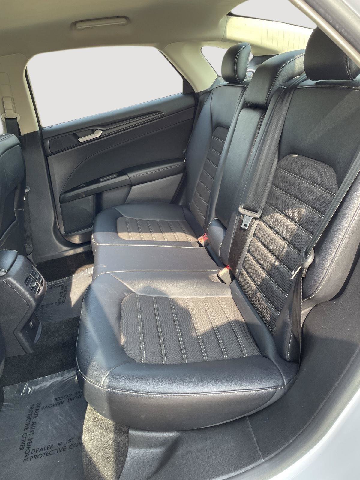 Used 2018 Ford Fusion SE w/ Equipment Group 201A FWD image 4