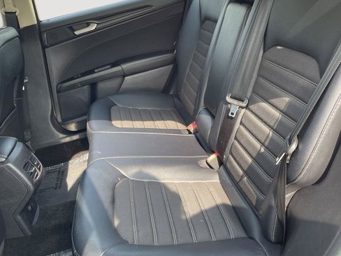 Used 2018 Ford Fusion SE w/ Equipment Group 201A FWD image 4