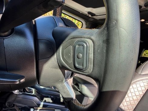 Used 2021 Jeep Gladiator Overland image 14