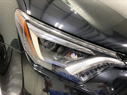 Used 2018 Toyota RAV4 Limited AWD/4WD image 28