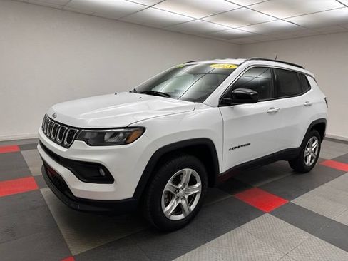 Used 2023 Jeep Compass Latitude AWD/4WD image 3