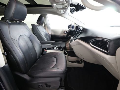 Used 2019 Chrysler Pacifica Touring-L Plus FWD image 10