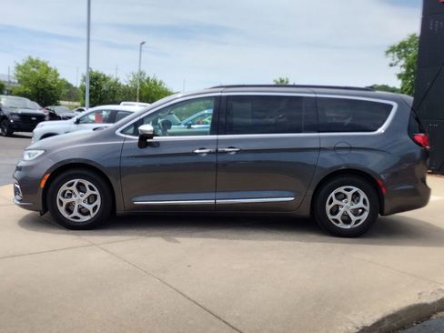 Used 2023 Chrysler Pacifica Limited FWD image 8