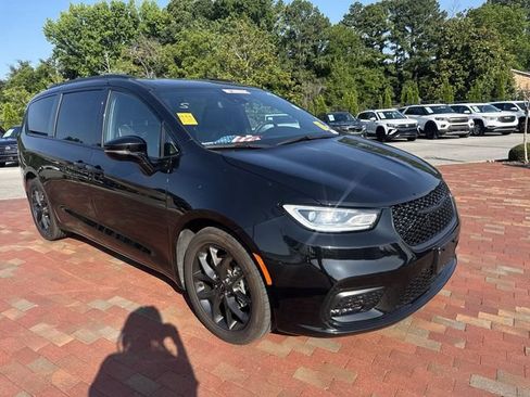 Used 2025 Chrysler Pacifica Limited FWD image 19
