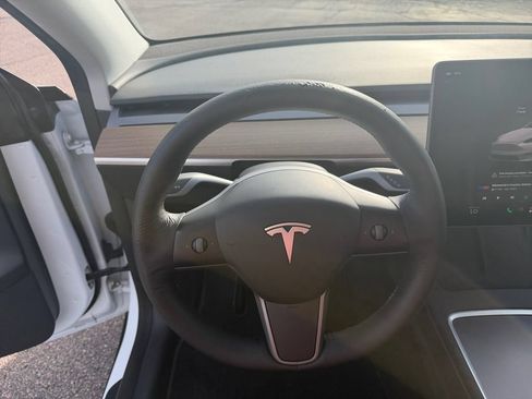 Used 2022 Tesla Model Y Long Range AWD/4WD image 32