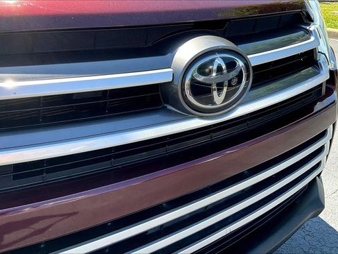 Used 2019 Toyota Highlander XLE AWD/4WD image 34