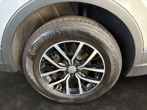 Used 2021 Volkswagen Tiguan SE AWD/4WD image 38