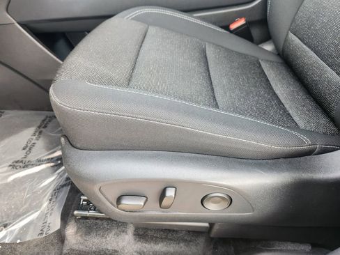 Used 2025 Chevrolet Traverse LT image 24