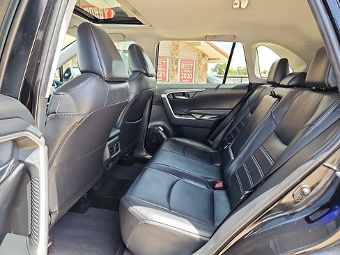 Used 2019 Toyota RAV4 XLE Premium FWD image 9