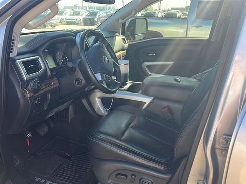 Used 2021 Nissan Titan SL w/ Moonroof Package image 3