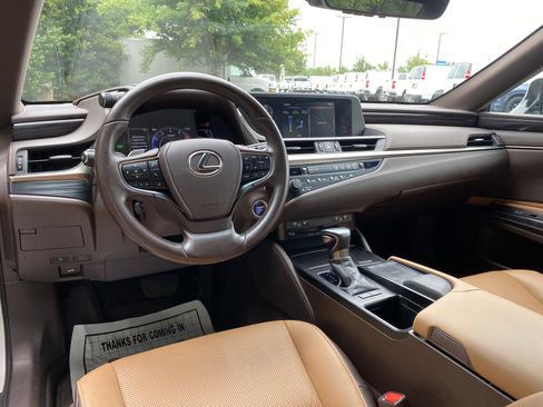 Used 2020 Lexus ES 300h w/ Premium Package FWD image 32