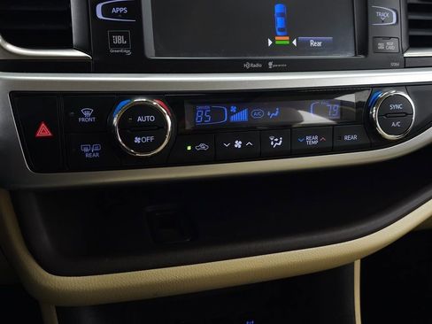Used 2014 Toyota Highlander Limited w/ Driver Technology Package image 28