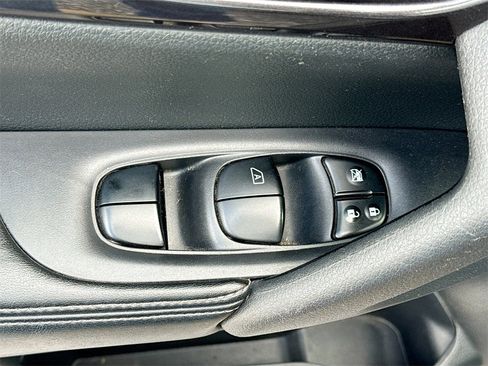 Used 2018 Nissan Rogue SV image 18