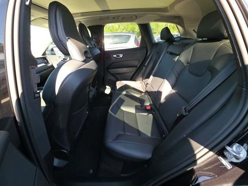Used 2025 Volvo XC60 B5 Core image 6