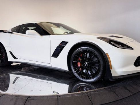 Used 2015 Chevrolet Corvette Z06 w/ 3LZ Preferred Equipment Group RWD image 19