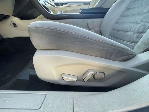 Used 2018 Ford Fusion SE FWD image 16