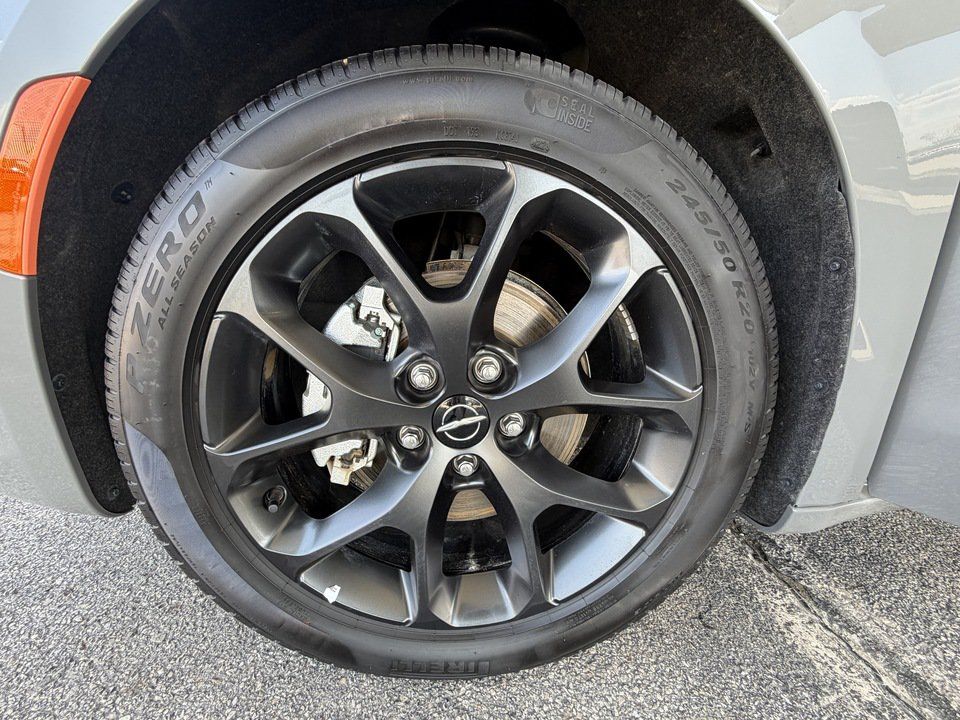 Used 2025 Chrysler Pacifica Limited FWD image 9
