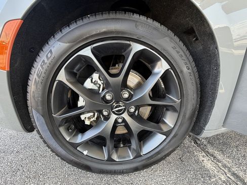 Used 2025 Chrysler Pacifica Limited FWD image 9
