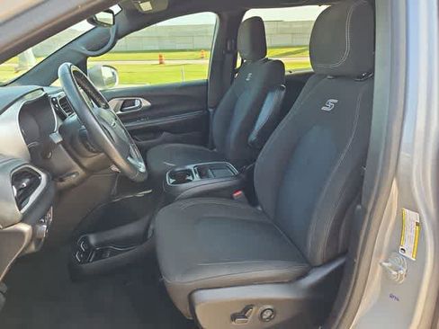 Used 2021 Chrysler Pacifica Touring w/ S Appearance Package FWD image 14