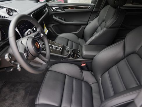 Used 2025 Porsche Macan image 15