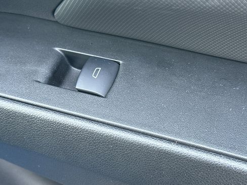 Used 2025 Chevrolet Equinox EV LT w/ Convenience Package image 23