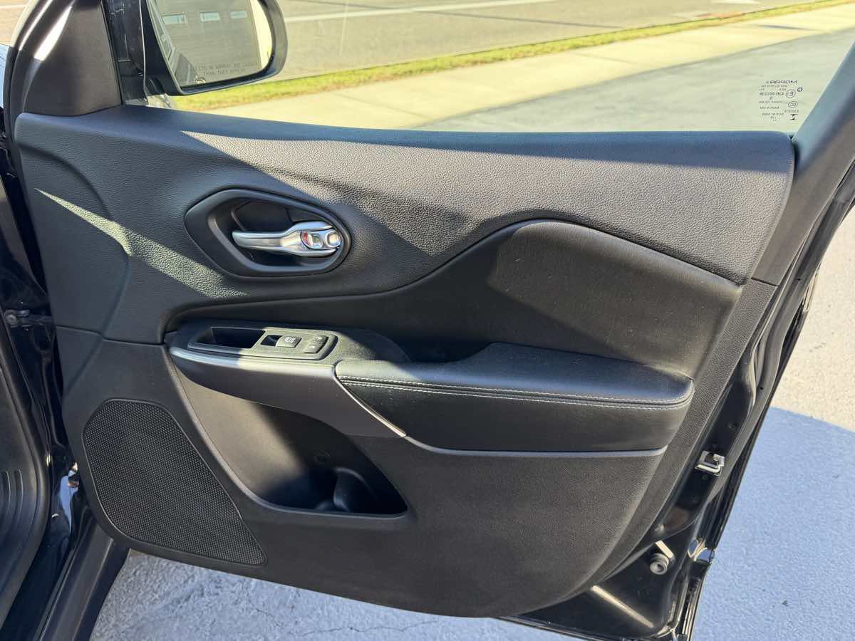 Used 2019 Jeep Cherokee Latitude Plus AWD/4WD image 20
