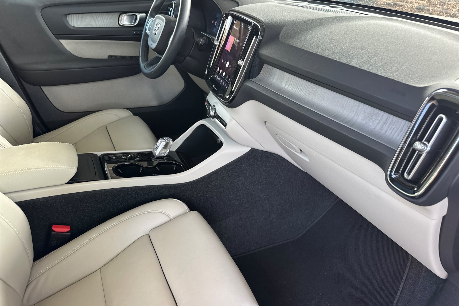 Certified 2025 Volvo XC40 B5 Plus AWD/4WD image 18